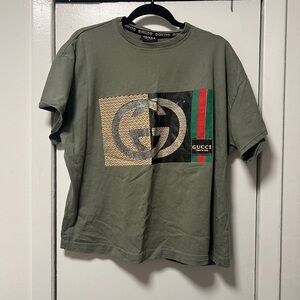 GUCCI Tシャツ　シェリーライン　メタルロゴプレート　背中開き　カーキ GUCCI Tシャツ シェリーライン メタルロゴプレート 背中開き